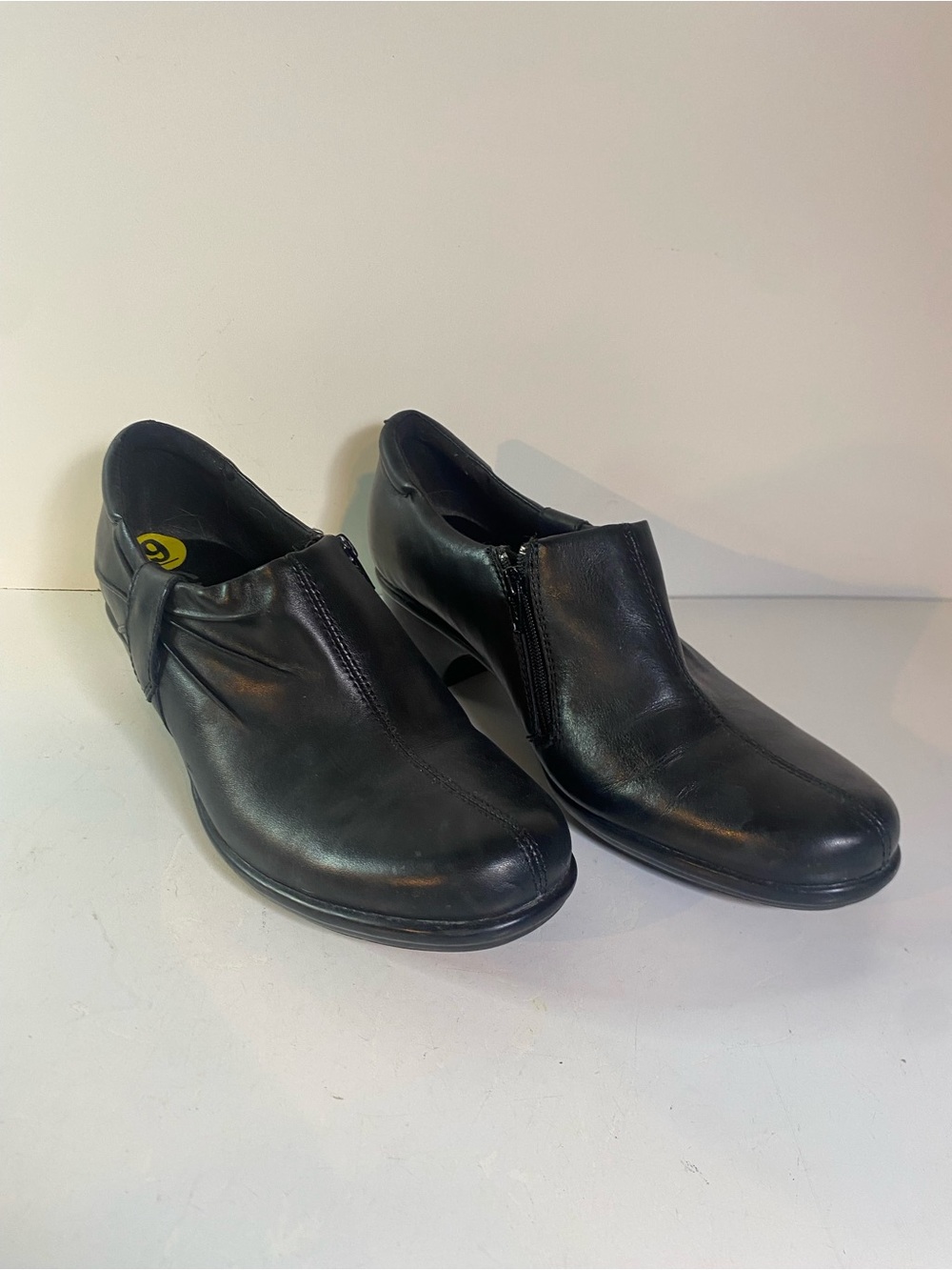 Clarks Betsie Black Leather Side Zipper Low Boots Size 9
